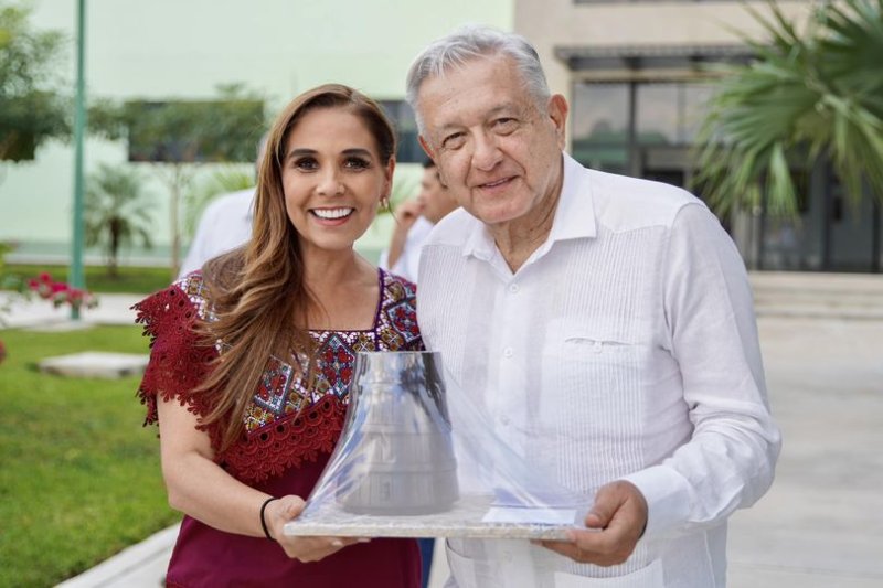 Sumamos esfuerzos con el presidente, Andrés Manuel López Obrador, para acelerar los trabajos del Tren Maya en #QuintanaRoo. Terminado la agenda de hoy, le regalamos un curvato, porque en esta tierra lo queremos tanto, que no queremos que se vaya.