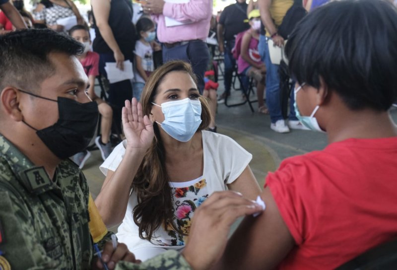 Supervisa Mara Lezama vacunación a menores de edad en Chetumal