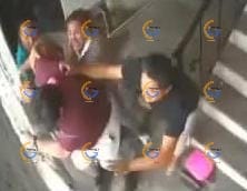 Supuestos trabajadores del ayuntamiento golpean salvajemente a tres personas dentro un edificio en la región 92