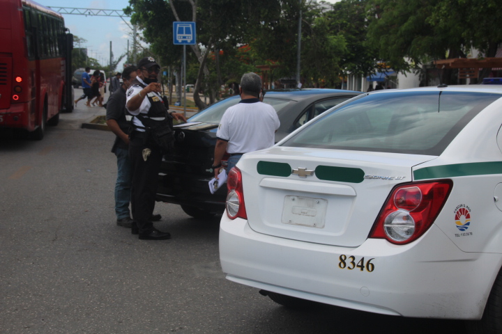 Surgen confrontaciones en operativo de policías de Tránsito en Cancún