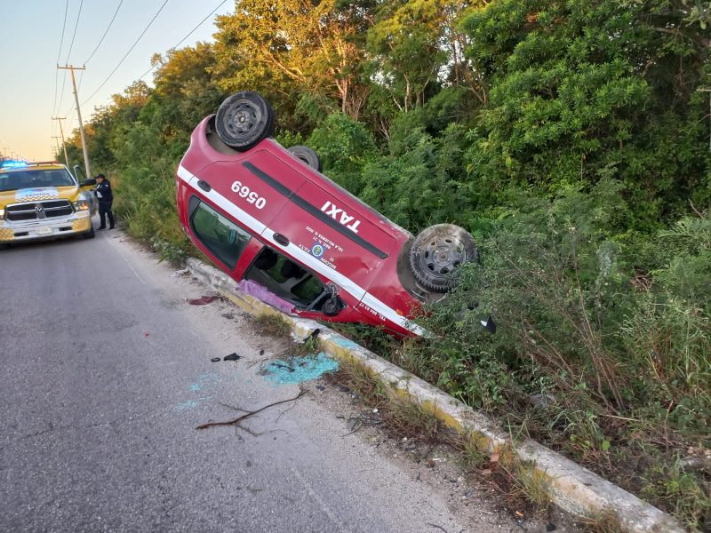 Taxista de Isla Mujeres vuelca y huye en el Arco Norte de Cancún
