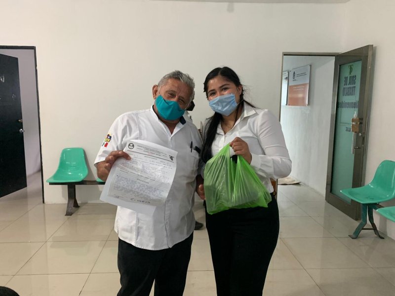 TAXISTAS ENTREGAN OBJETOS OLVIDADOS A USUARIOS EN CANCÚN