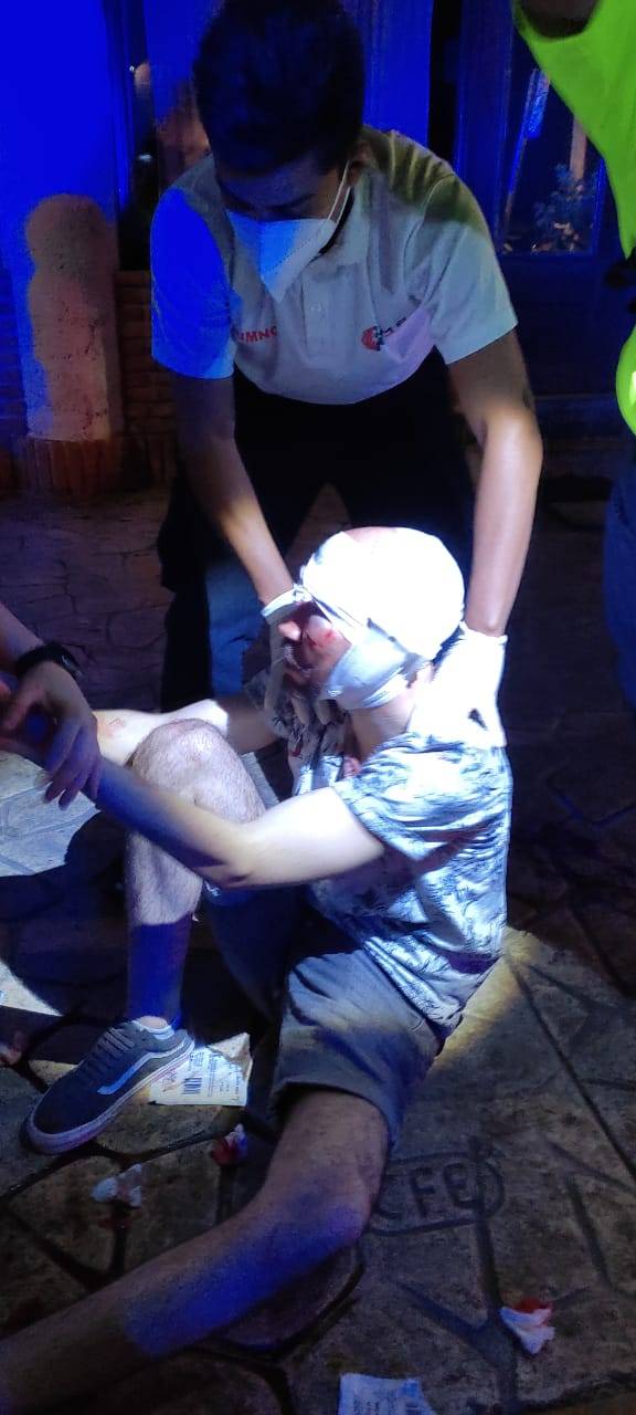 Taxistas se enfrentan a golpes con turistas en la Quinta Avenida de Playa del Carmen
