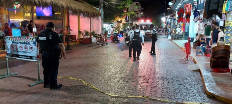 Tiroteo en plena Quinta avenida de playa del Carmen la noche de ayer miércoles.