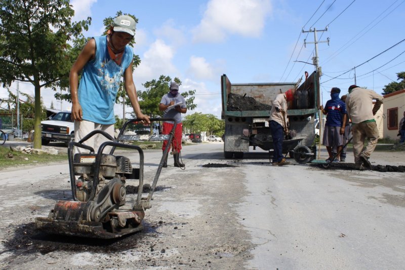 Trabaja gobierno de Puerto Morelos en el mejoramiento de vialidades y de la imagen urbana
