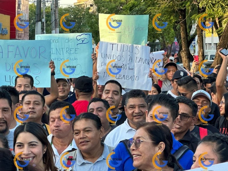 Trabajadores afiliados al Sindicato de la Croc se manifestaron y marcharon la tarde de hoy por el centro de la ciudad para apoyar la iniciativa de cinco días de trabajo por dos de descanso.