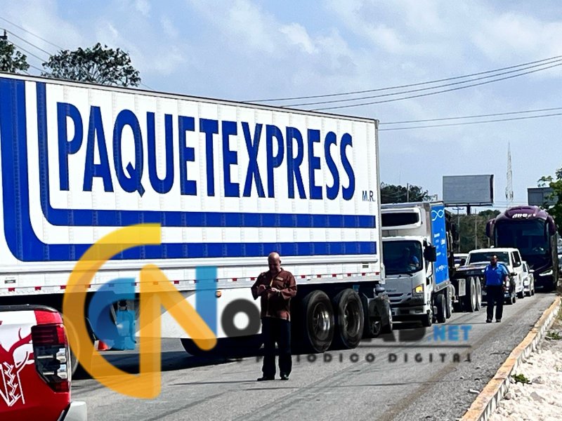 TRAGEDIA EN CARRETERA CANCÚN–PUERTO MORELOS: MOTOCICLISTA PIERDE LA VIDA AL IMPACTARSE CONTRA CAMIÓN QUE TERMINÓ EN LLAMAS