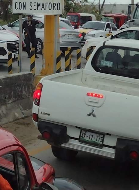 TRAGEDIA MUERE FEMINA ARROLLADA POR UN VOLTEO POR LOS SEMAFOROS DE LA ENTRADA A LA PUERTA 1 DE LA REFINERIA OLMECA