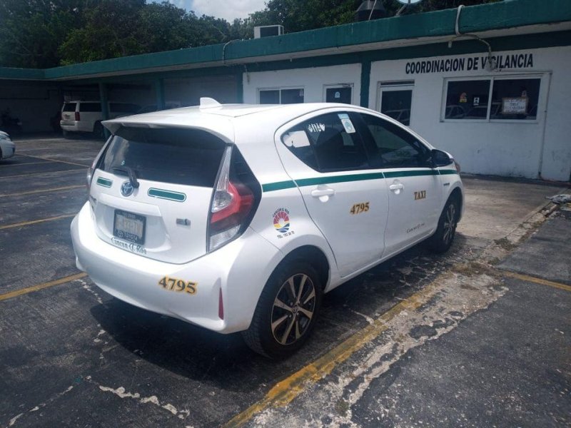 Tras denuncia detienen taxi que circulaba sin número económico en Cancún