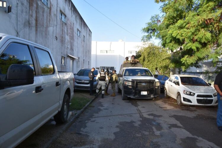 Trasladan al EDOMEX a sujeto detenido por someter a policías municipales