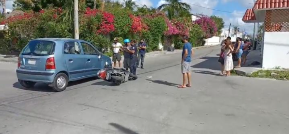 Turista no respetó un alto y terminó arrollando a un motociclista en Cozumel