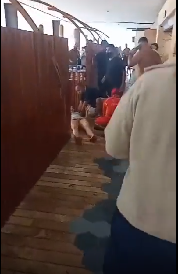 Turistas extranjeros difunden vídeo minutos después del tiroteo en el hotel #Xcaret.