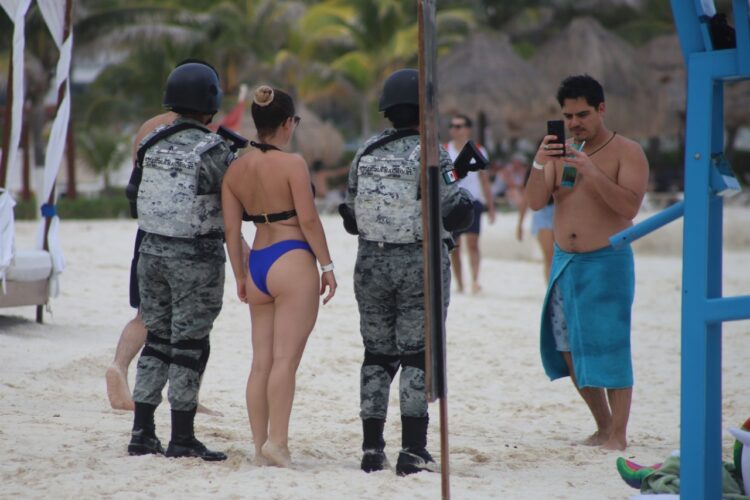 Turistas tratan a efectivos de la Guardia Nacional como rock stars en Cancún