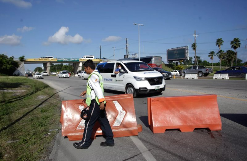 Turistas viven caos para entrar o salir de Cancún
