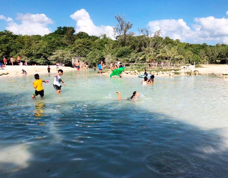 Turistas y locales disfrutan de playas cuidadas
