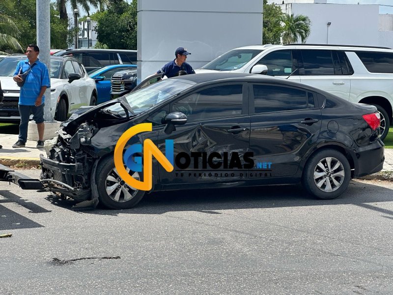 Un aparatoso accidente dejó cuantiosos daños materiales en el cruce de la avenida kabah y Chichén Itzá, al parecer hubo lesionados pero no de gravedad