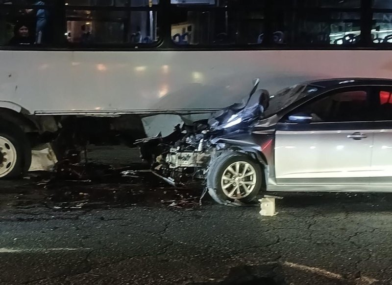 Un aparatoso accidente entre un autobús de transporte público y un vehículo particular dejó dos lesionados, en la región 92