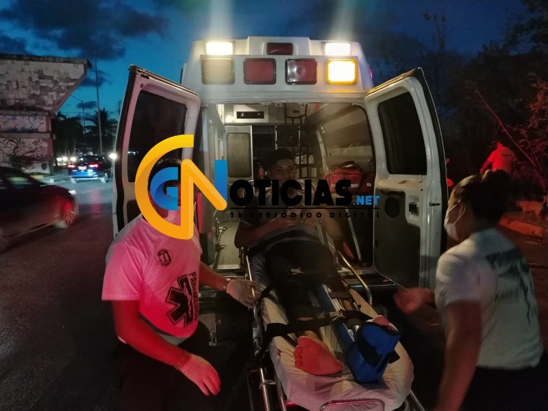 Un aparatoso accidente se registró la noche de este martes en la avenida Chac Mool