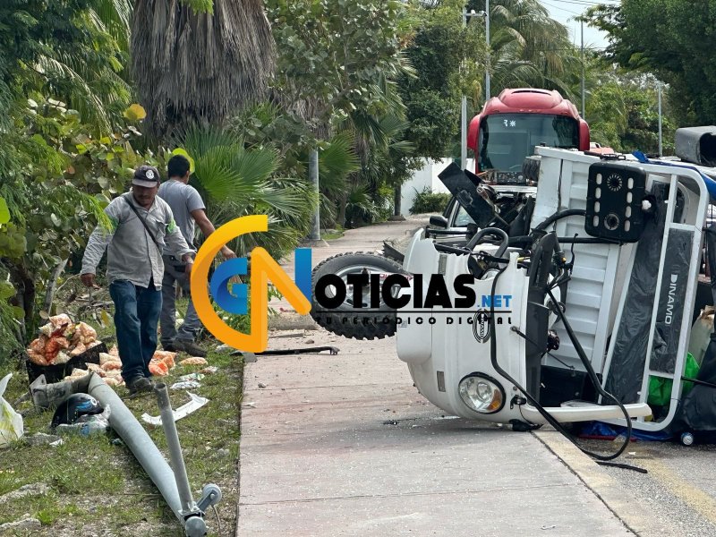 Un choque por alcance dejo un lesionado, un tricimoto volcado y la perdida de mercancía con valor de 5 mil pesos