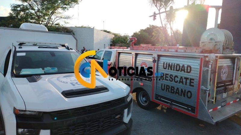 Un conductor y su acompañante murieron la mañana de este sábado cuando la camioneta en la que viajaban se impactó contra la base de un poste de la CFE