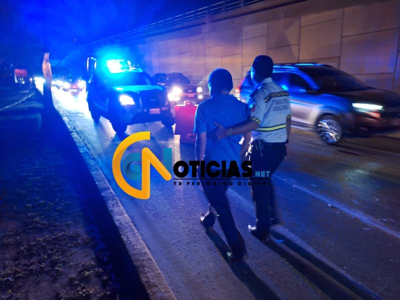 Un hombre en estado ebriedad fue detenido luego de que casi provocara con su camioneta un accidente vial en los alrededores del nuevo puente ubicado en la zona del distribuidor vial.