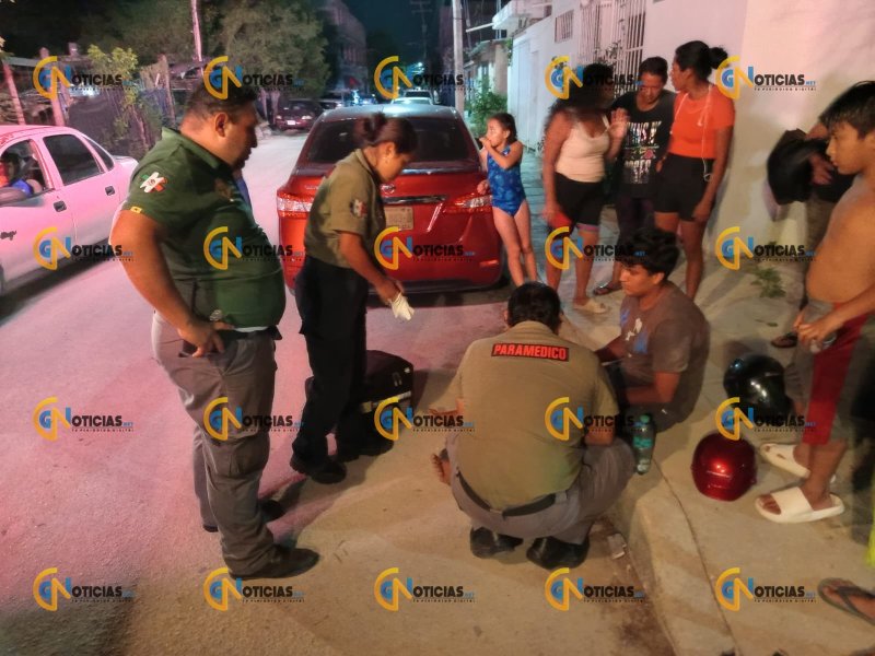 Un joven motociclista resultó lesionado tras ser impactado por un taxi de Isla Mujeres