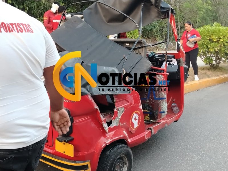 Un motaxista termina su viaje volcado con todo y su pasaje en la región 260