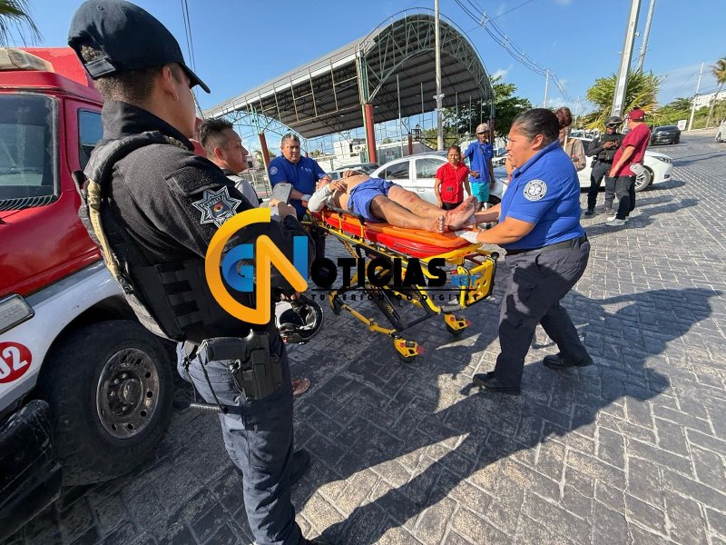 Un motociclista literalmente voló sobre el toldo de un automóvil luego de impactarse contra el costado de la unidad