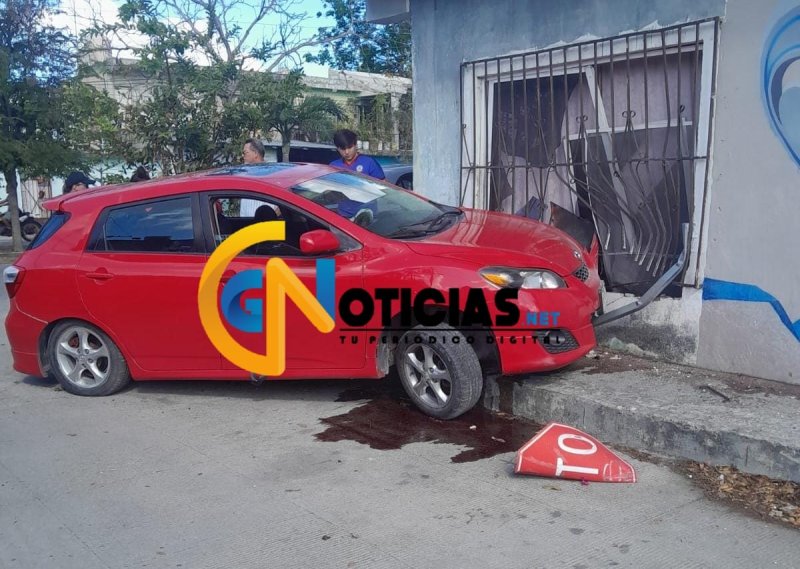 Un motociclista persiguió a una mujer, la cual perdió el control de su unidad y se estrelló contra una casa de la región 102.