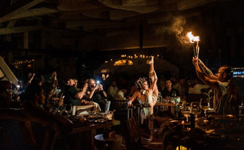 Un Show de Fuego Aéreo y Belly Dance te espera en Ilios para complementar tu experiencia gastronómica