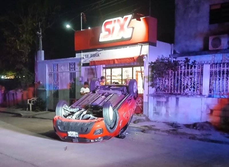 Un vehículo quedó llantas para arriba
