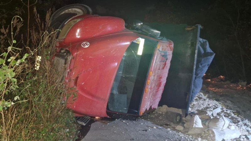 Una aparatosa volcadura se registró la noche de este martes, donde un volquete quedó de costado sobre la carretera al Ramal.