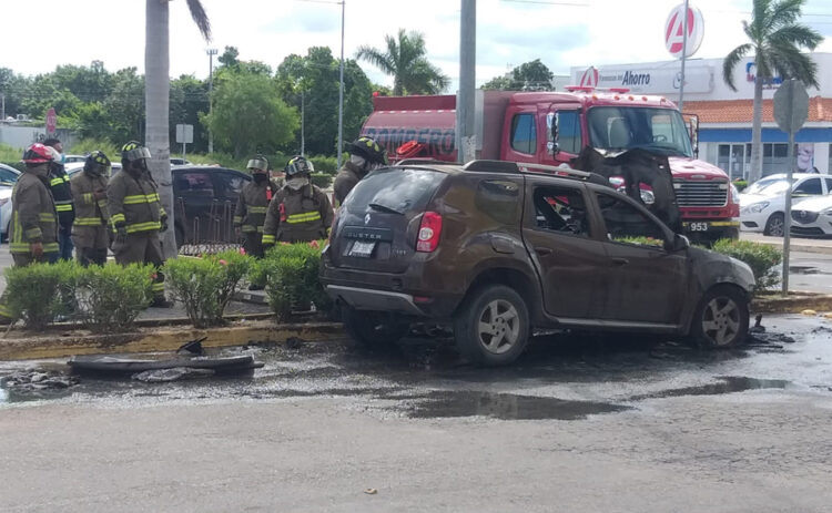 Una camioneta se incendia cuando estaba en una plaza comercial