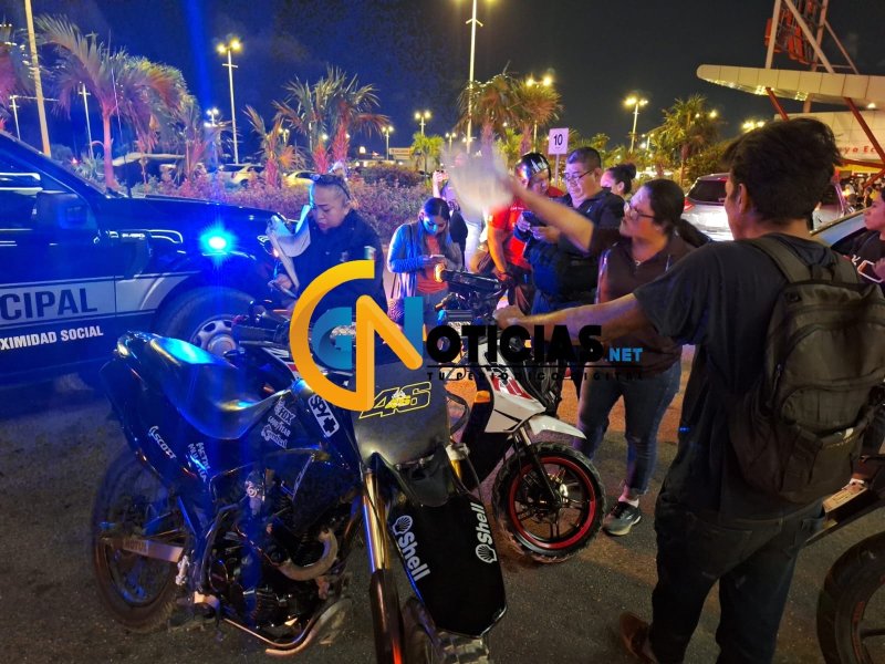 Una valiente mujer reconoció su motocicleta que le fue robada y enfrenta a los supuestos vendedores en las afueras de la multiplaza de la región 248, hay dos detenidos.