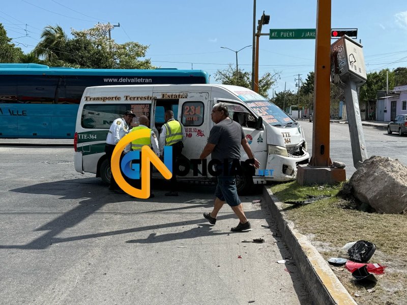 Urvan de transporte público provoca accidente en la Región 232 de Cancún; hay 5 lesionados