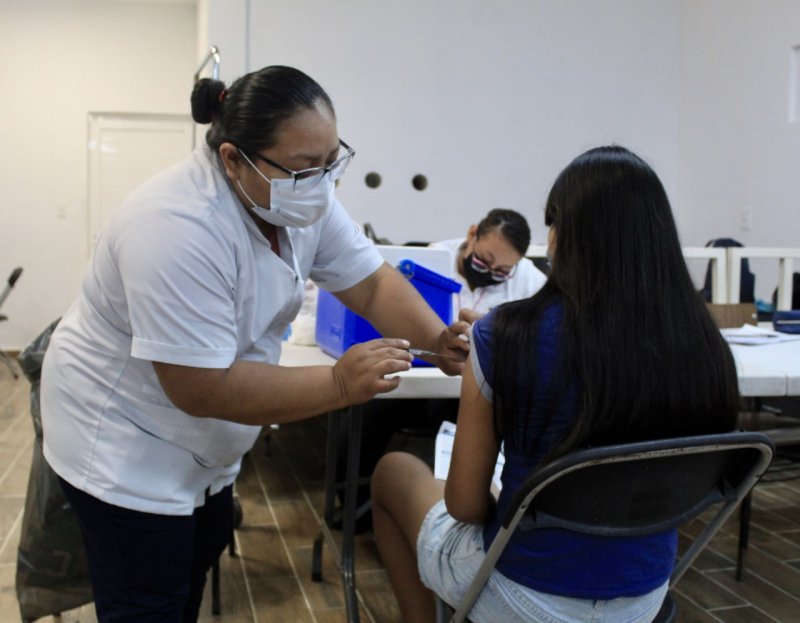 Vacunan a adolescentes y niños de Puerto Aventuras
