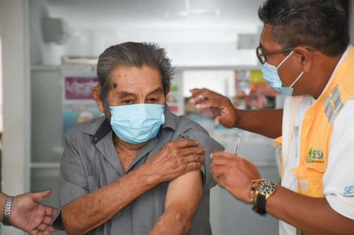 Vacunas contra la COVID-19 ayudan a enfrentar ola de contagios en Quintana Roo, afirma SESA