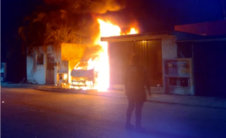 Van se incendia en la 223 de Cancún; la familia estaba durmiendo