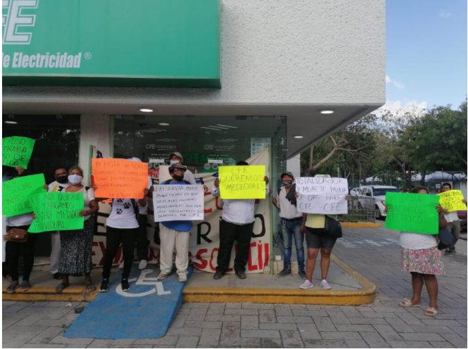 Vecinos de colonias irregulares se manifiestan contra CFE en Cancún