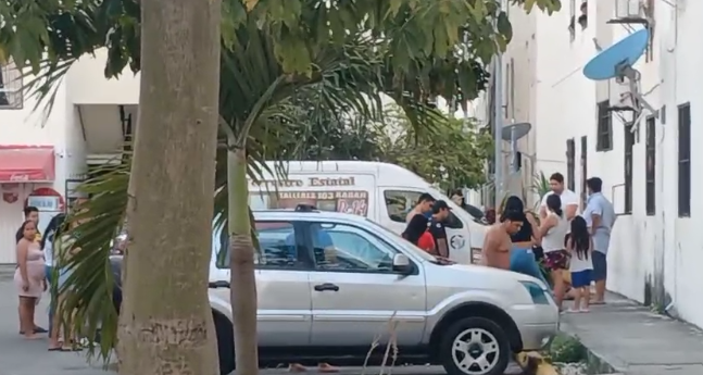 Vecinos de la Región 251 someten a mujer que causaba destrozos en Paseos del Mar