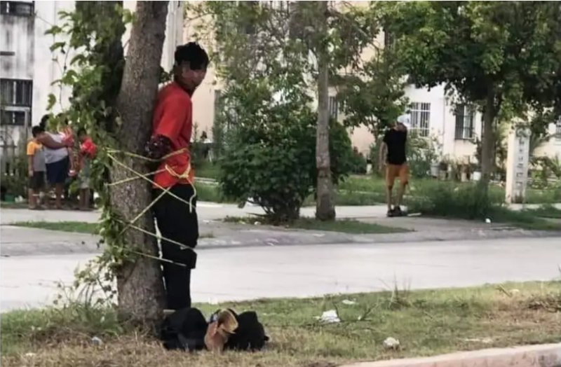 Vecinos de la Región 260 atrapan a presunto ladrón y lo amarran a un árbol