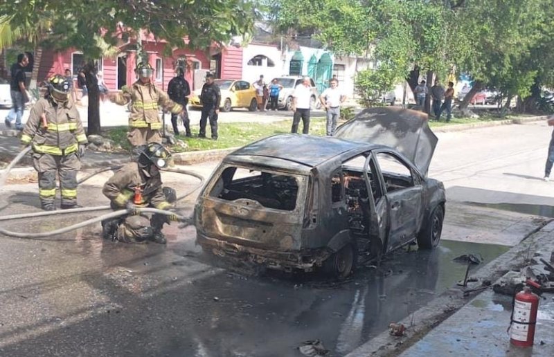 Vehículo abandonado se incendia en la Región 102