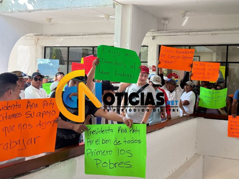 Vendedores ambulantes exigen su derecho a trabajar en el Palacio Municipal