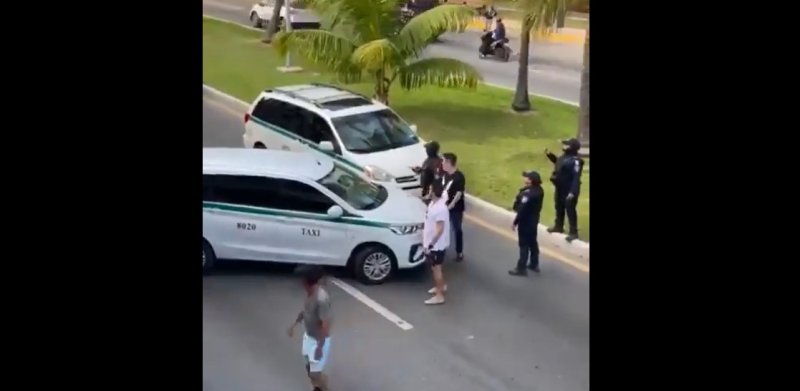 #VIDEO Taxista intenta atacar a Uber y huye de la autoridad en la ciudad de Cancún