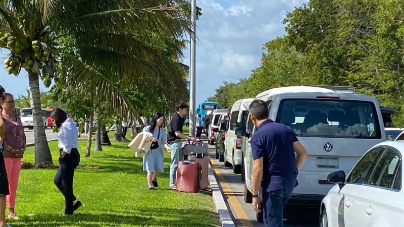#Video Taxistas bloquean zona hotelera de Cancún; turistas caminan hacia el aeropuerto