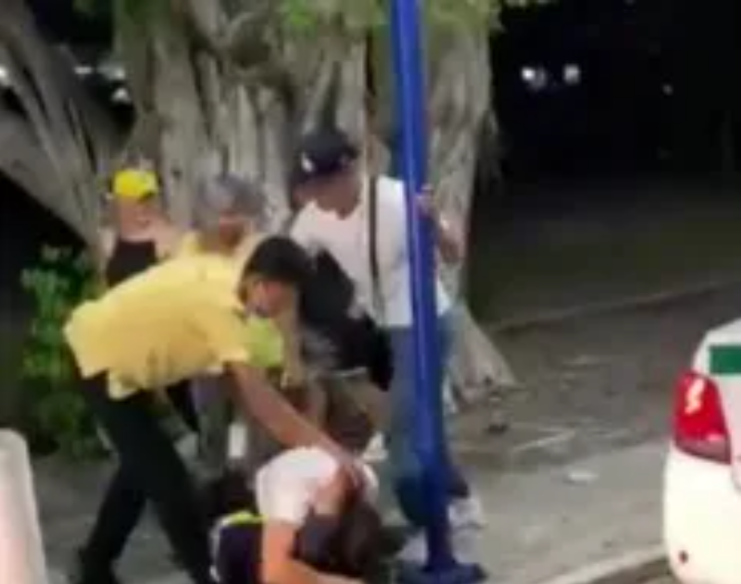 #VIDEO Taxistas se agarran a golpes en el aeropuerto de Cancún