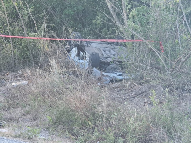 Volcadura en la carretera deja a una mujer muerta y dos heridas