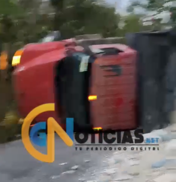 Volquete se vuelca rumbo al basurero en el ramal Norte; no hay lesionados