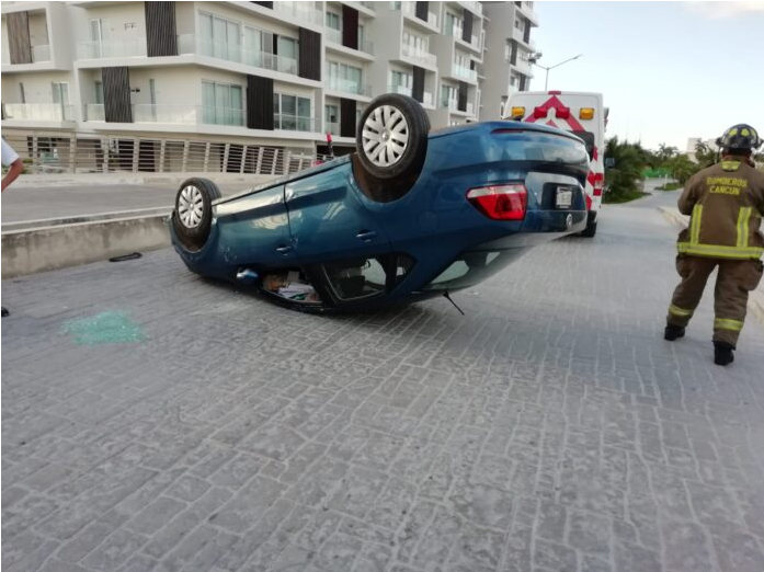 Vuelca auto en el desarrollo de lujo Puerto Cancún; mujer resulta lesionada