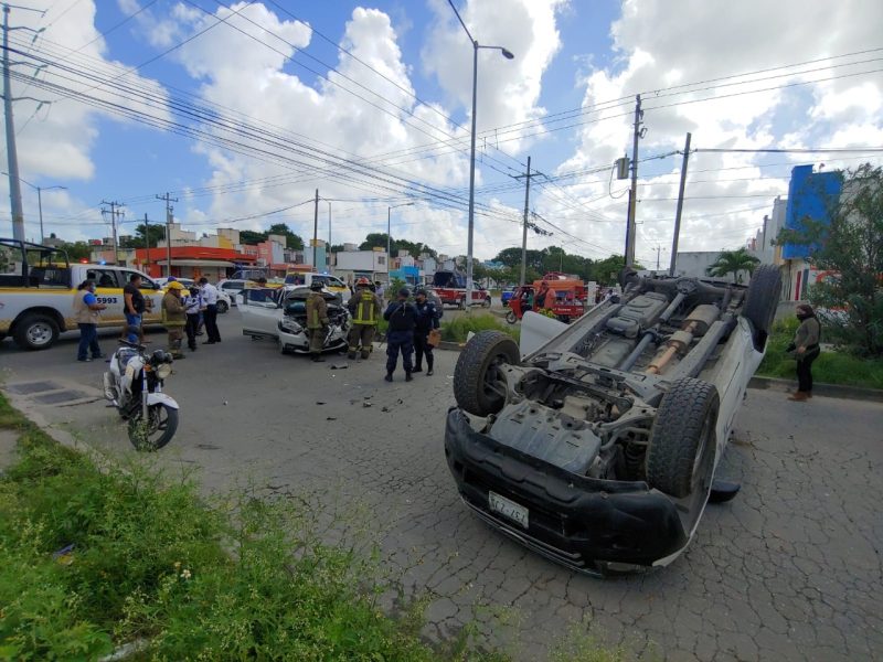 Vuelca camioneta en choque con un auto en Cancún; hay un lesionado